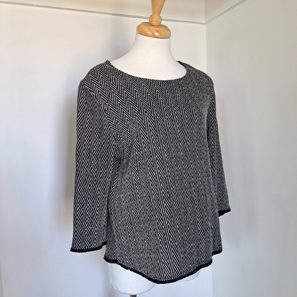 W5 | Back & white triangle striped crew neck cropped sleeve shirt frayed edges - Picture 2 of 11